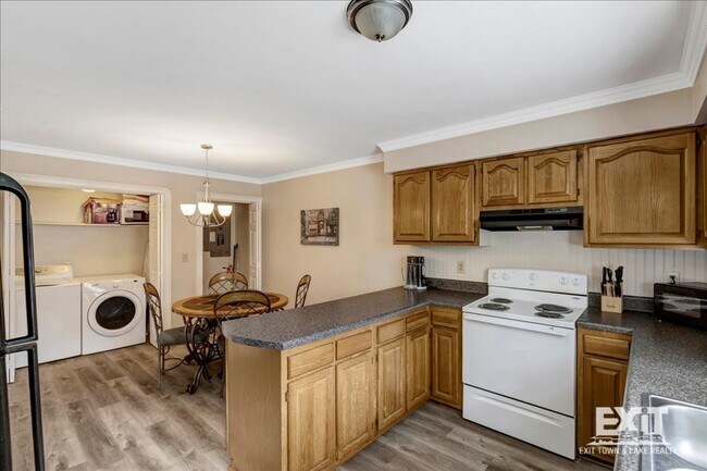 Foto del edificio - 3 Bedroom/1.5 Bath Duplex Convenient to To...