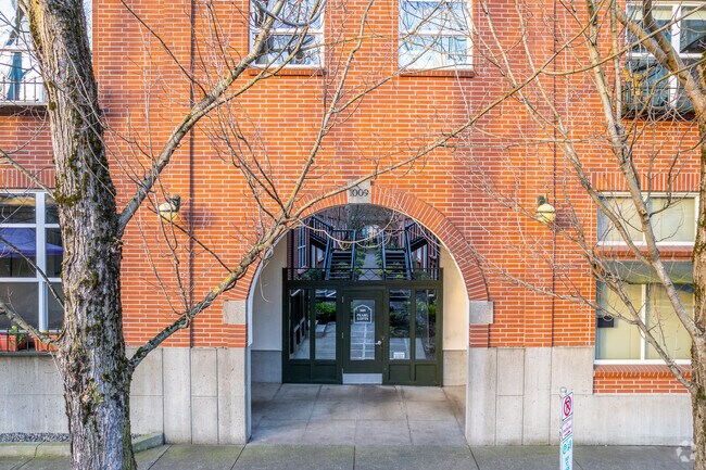 Entrada - Pearl Lofts Bldg
