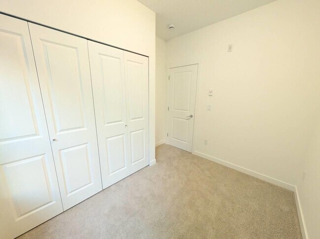 Building Photo - 15777-15785 85 Ave