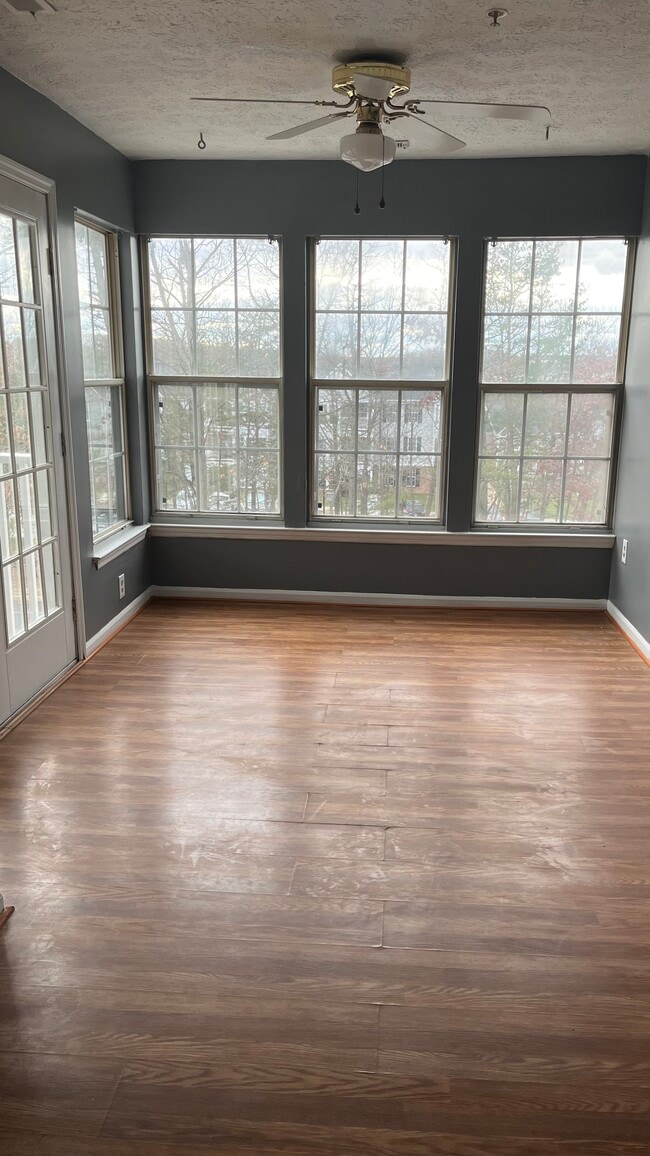 Dining room patio on left - 901 Swallow Crest Ct