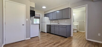 Building Photo - 3007-3009 Creekview Cir