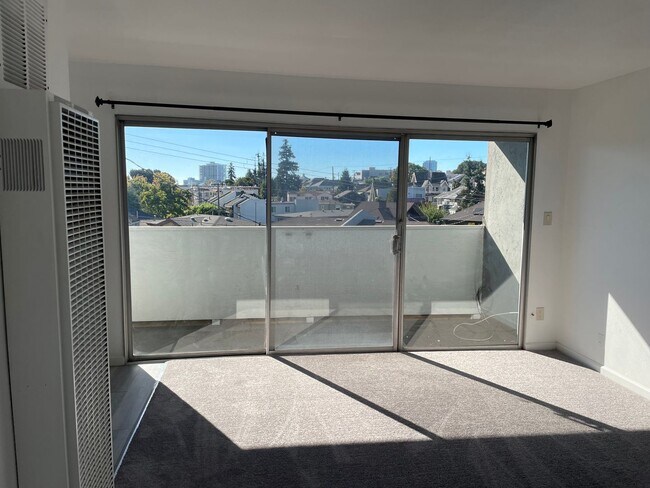 Building Photo - 2bed/1bath with off-street parking, onsite...