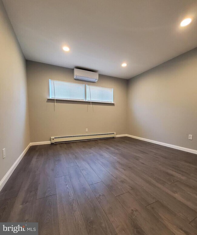 Building Photo - 2850 Normandy Dr