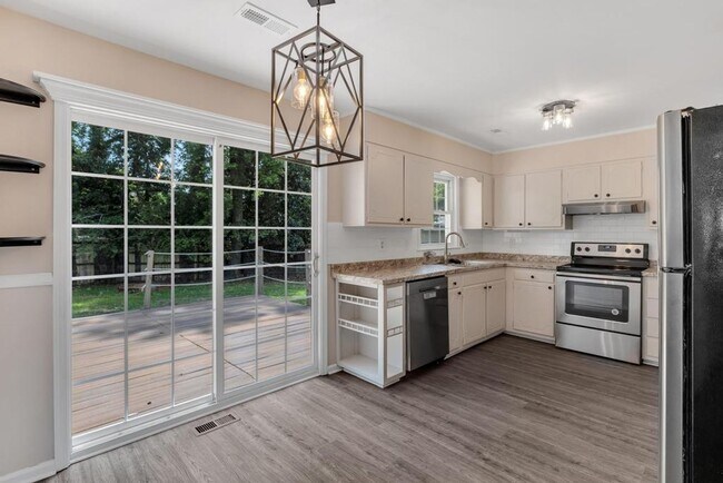 Foto del edificio - Adorable Brick Ranch- Piney Green Area