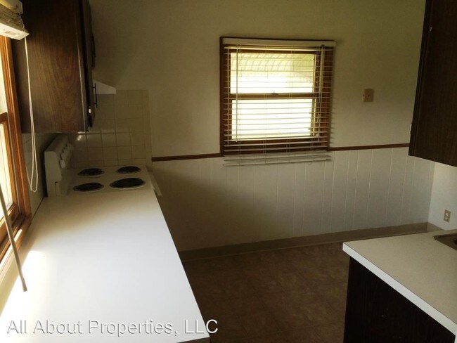 Building Photo - 3 br, 1 bath House - 2410 W 7th Street