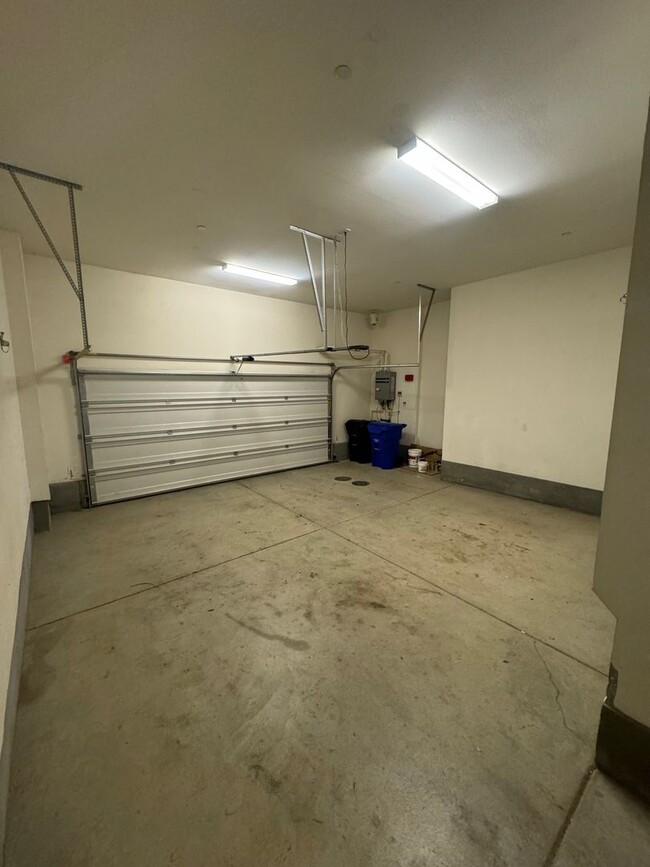 Building Photo - spacious 3 bed 3.5 bath condo with pool, c...