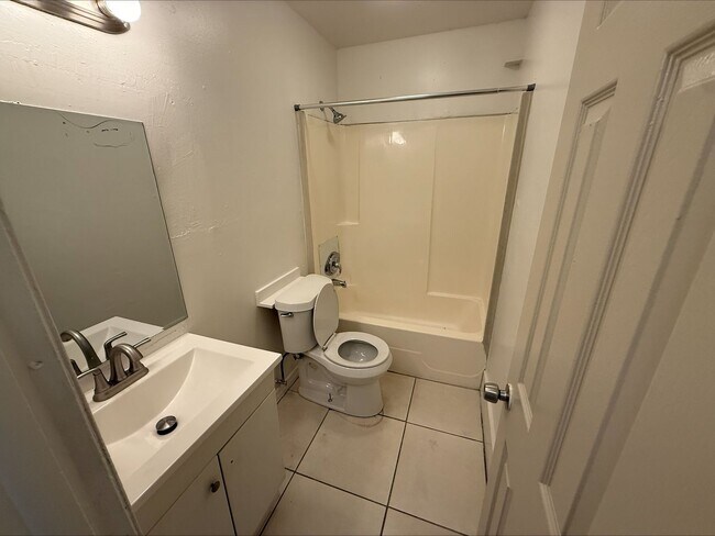 Building Photo - FORT MYERS ** 2 BED-1 BATH UNFURNISHED FIR...