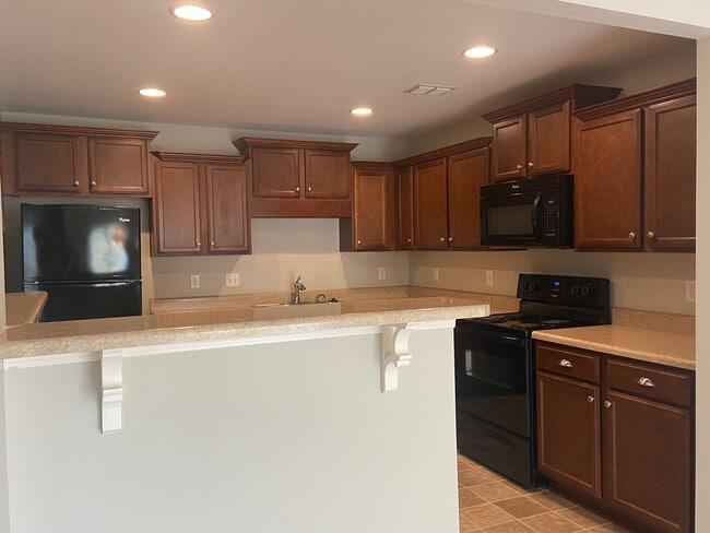 Building Photo - 3 Bedroom / 3 Bathroom / End Unit Townhome...