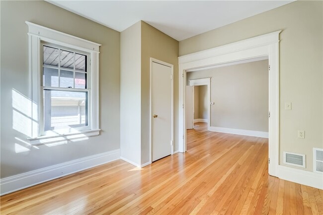 Building Photo - 290-296-296 Laburnam Crescent