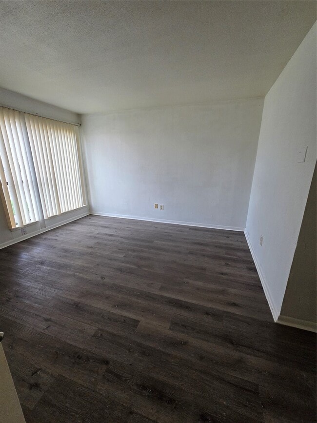 Building Photo - 2820 S Bartell Dr