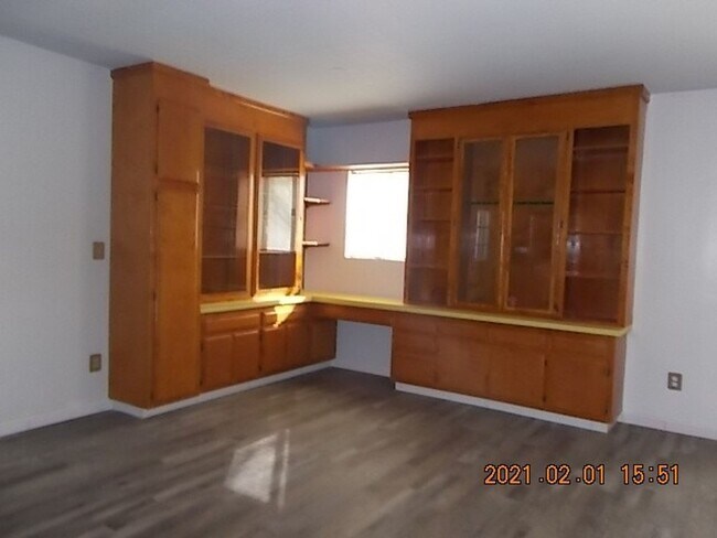 Building Photo - SW Spacious 3 Bedroom, 1.5 Bathroom