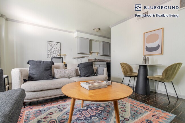 Foto del edificio - 301 E 4th St