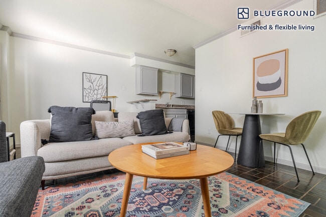 Building Photo - 301 E 4th St