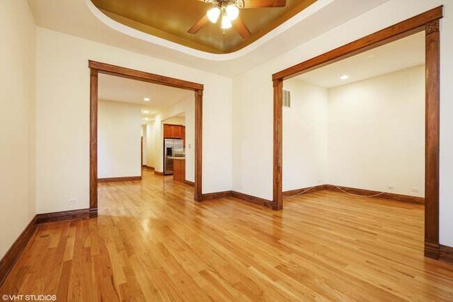 Building Photo - 934 N Hoyne Ave