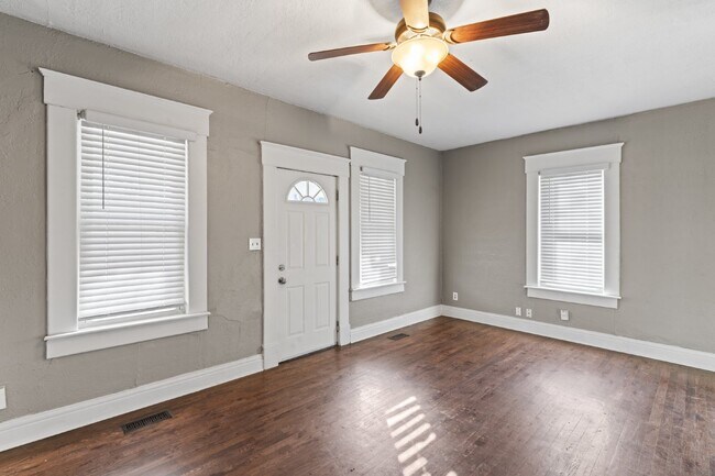 Building Photo - Charming 2 Bed, 1 Bath Lenexa Home with Modern Amenities!