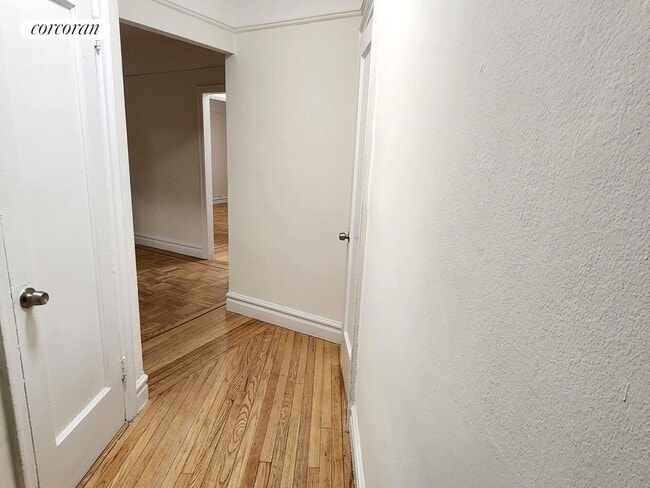 Building Photo - 3900 Greystone Ave