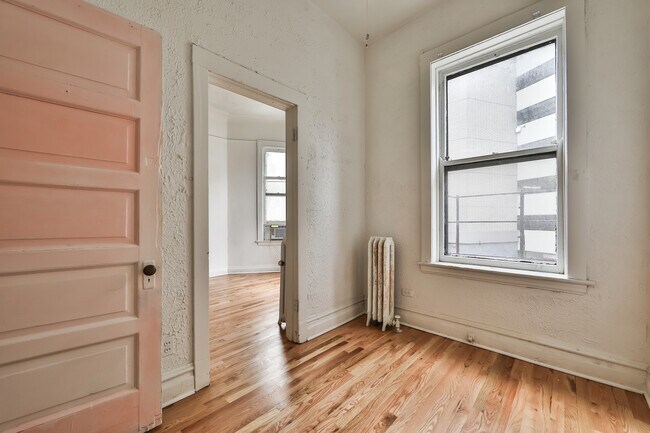 Building Photo - 2841 N Clark St