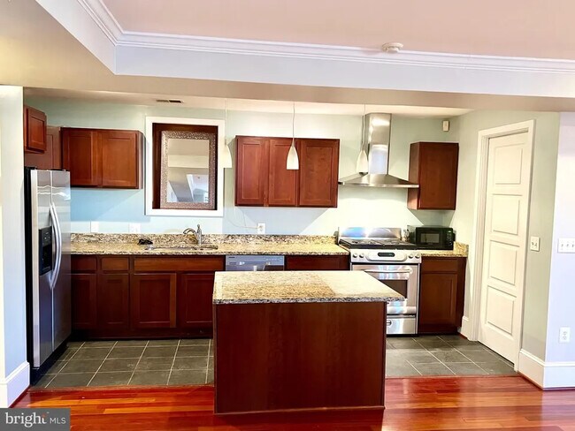 Foto del edificio - 1326 Girard St NW