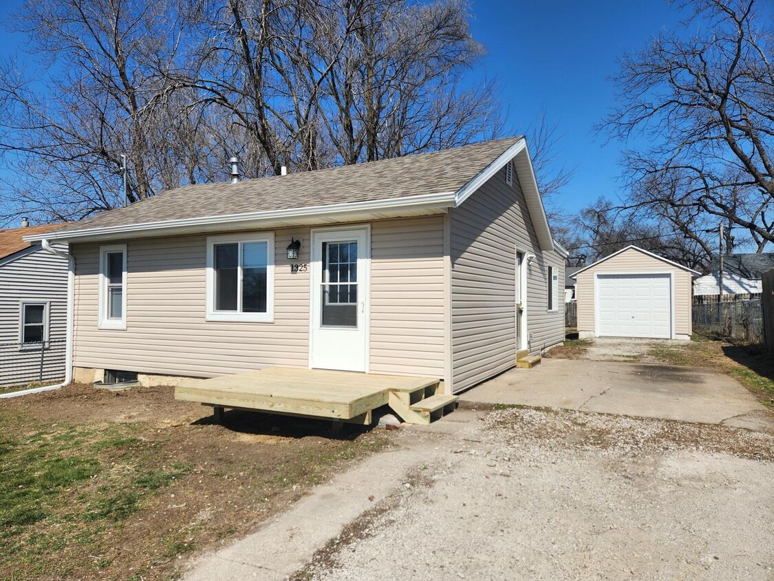 Primary Photo - For Sale 3 Bedroom 1 bathroom home with 1 ...