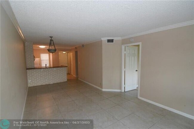 Building Photo - 2104 S Cypress Bend Dr