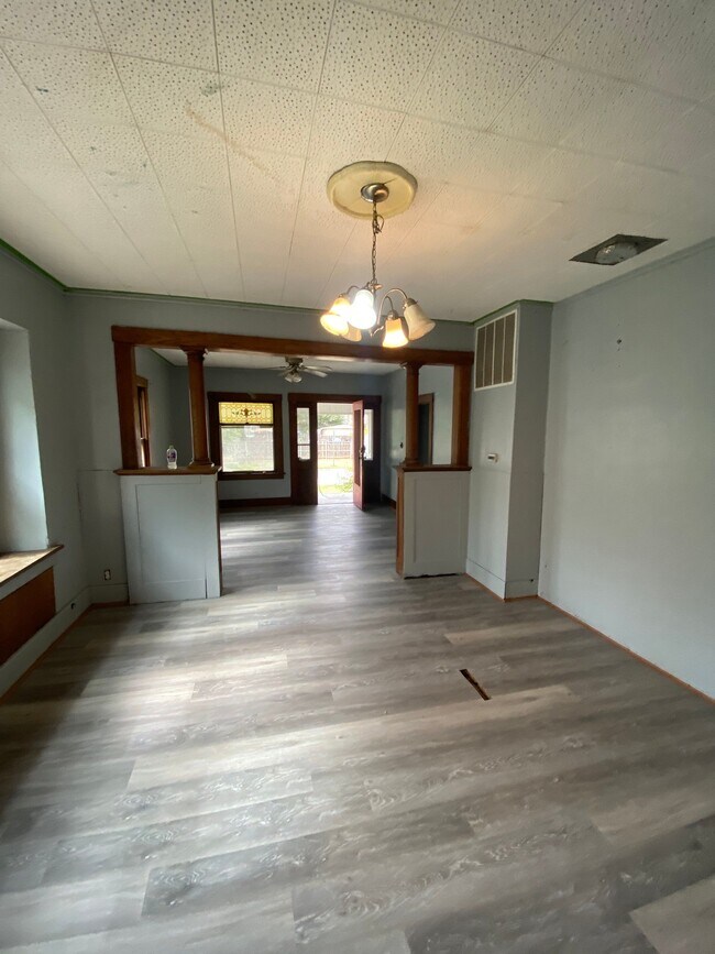 Building Photo - 115 S Kansas Ave