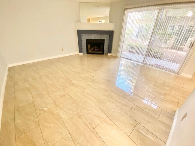 Building Photo - CUTE 1ST FLOOR CONDO UNIT 2 BEDROOM / 2 FU...