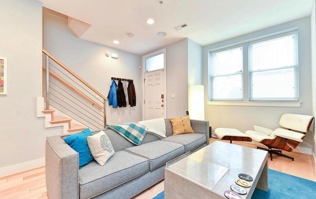 Building Photo - Gorgeous Shaw 2 Bedroom Gem! Parking Avail...