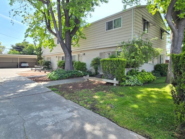 Building Photo - 834 Opal Dr