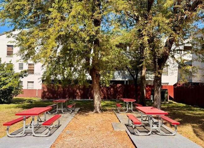 Building Photo - 1725 W 60th St