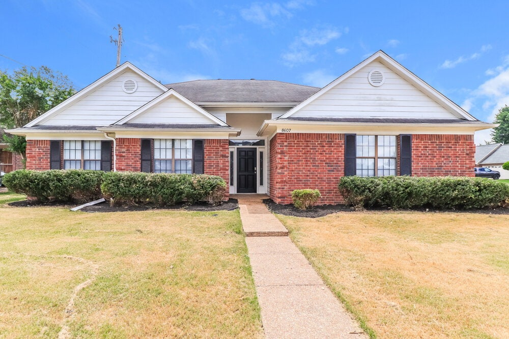 Foto principal - 8607 Sunnyvale St N