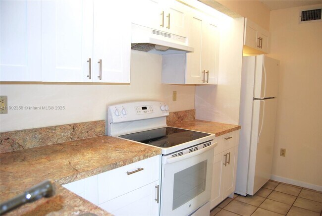 Foto del edificio - 8540 SW 212th St