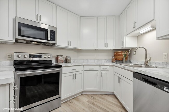 Building Photo - Charming Renovated Home with Modern Amenit...