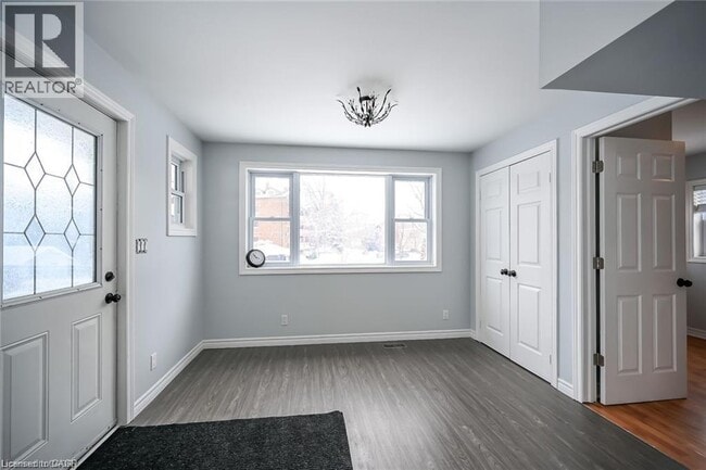 Building Photo - 5 York St