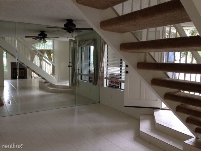 Building Photo - 3 br, 3 bath Townhome - 431 Deerfield Ave