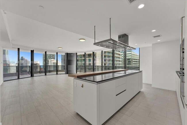 Building Photo - 1000 Brickell Plaza