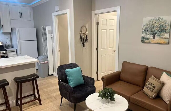 Foto del edificio - 8354 Adams St