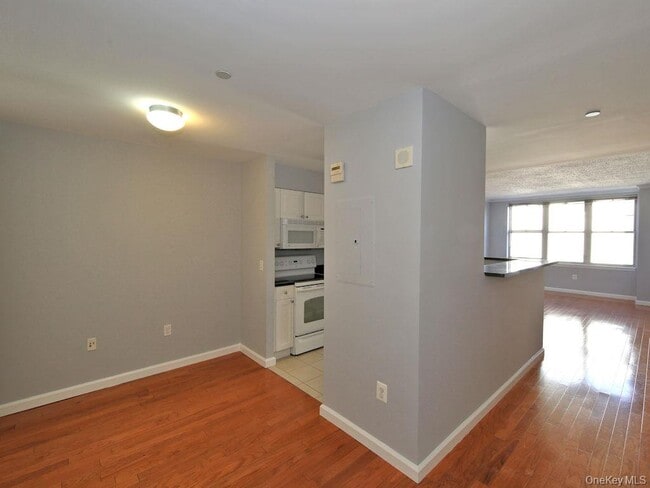 Building Photo - 300 Mamaroneck Ave