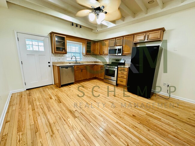 Foto del edificio - 570 Lilly Ave