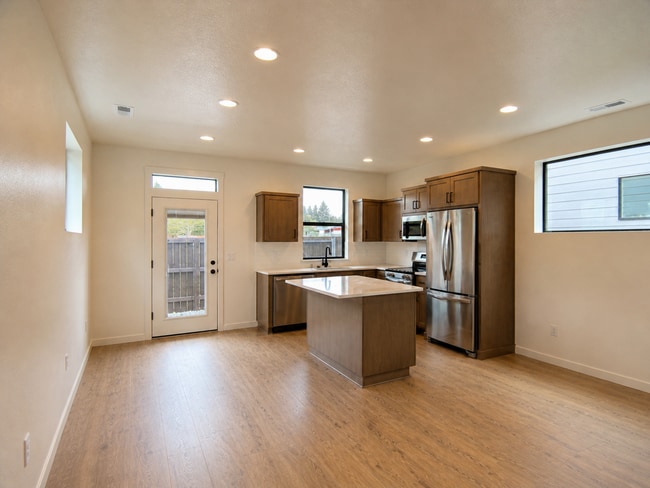 Building Photo - 10108 NE 45th Ct