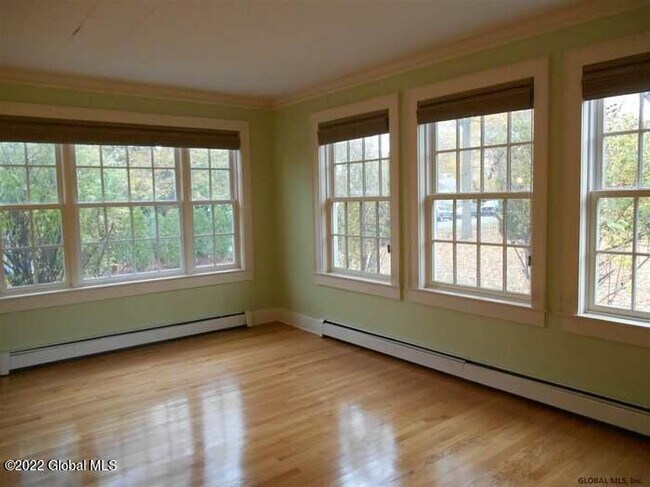 Foto del edificio - 22 Roosevelt Avenue