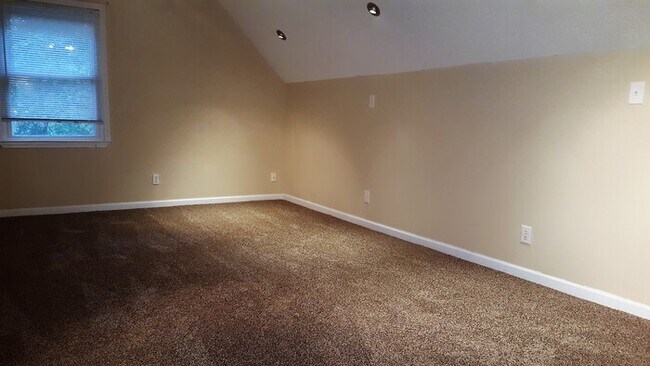 Building Photo - Downstairs and Upstairs master suits!