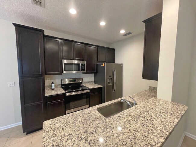 Foto del edificio - Moultrie Village Townhome, 2 BR/2.5 BA/1 Car