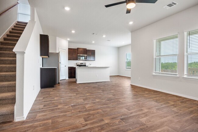 Building Photo - Move-in Special – 4 Weeks Free!