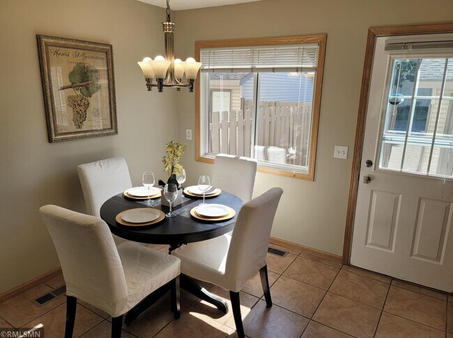 Comedor - 16134 Foliage Ave W
