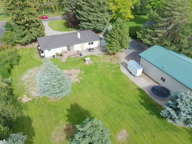 Foto del edificio - 5 Bedrooms | 2 Full Baths | 1 Acre | Shop