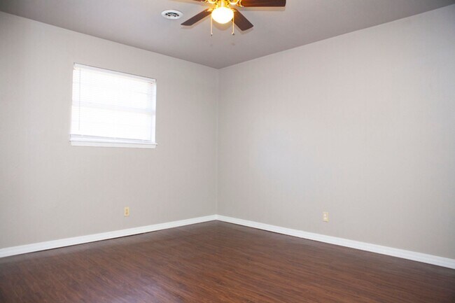 Foto del edificio - Available August 1st! 2-Bedroom, 1-Bathroo...