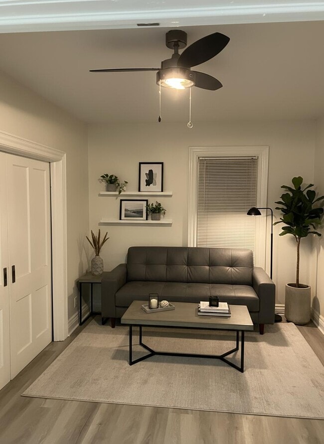 Building Photo - 220 Mary St N