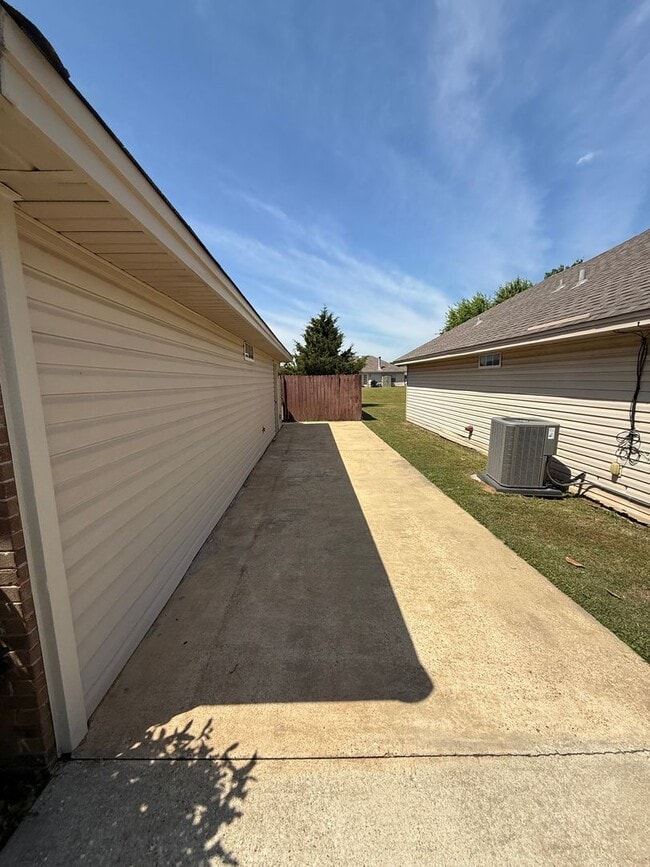Building Photo - ** 3 Bed 2 Bath located in Cotton Lakes ** Call 334-366-9198 to schedule a self tour