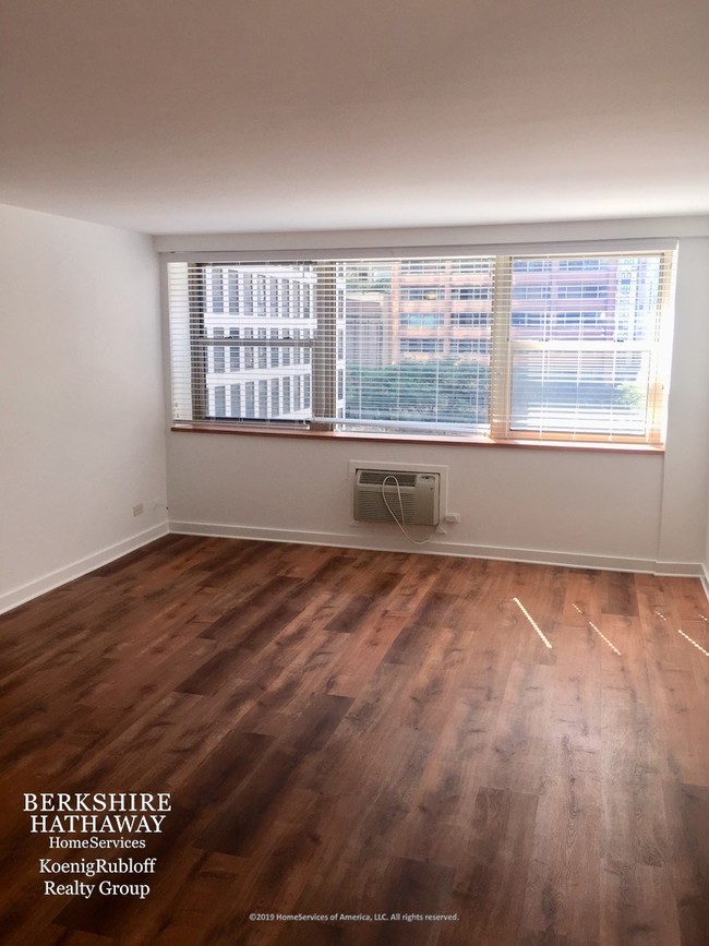 Building Photo - 253 E Delaware Pl