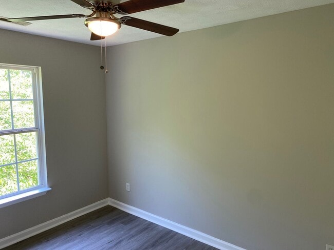 Building Photo - Coming soon! 3 bed 2 bath recently updated